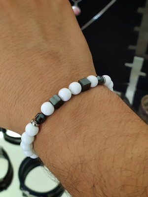 Pulseira pedras naturais hematita e onix branco