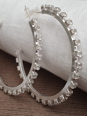Brinco argola riviera banhado a prata e cristal