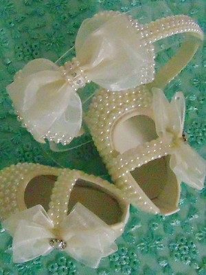 Sapatinhos com pérolas e tiara