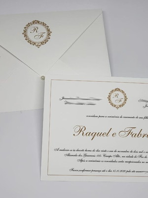 Convite de casamento branco e dourado com brasao