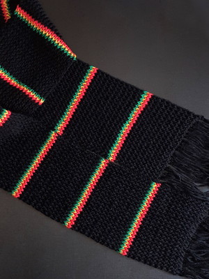 Cachecol reggae preto com listras