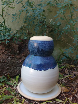 Moringa bicolor em cerâmica artesanal com prato e copo