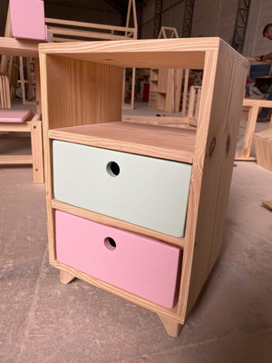 Mesa de cabeceira com 2 gavetas montessorianas