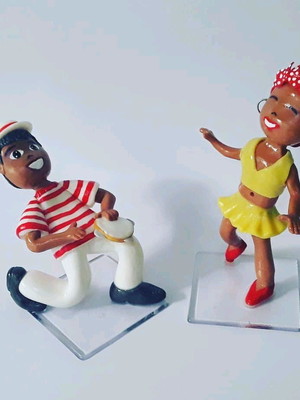 Enfeite de mesa casal sambista e passista em biscuit