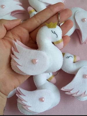 Lembrancinha chaveiro cisne de feltro