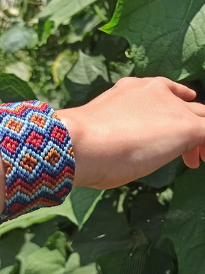 Pulseira macramê forma geométrica com pedras naturais