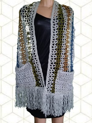 Echarpe/cachecol de lã, em crochet, com bolsos e franjas