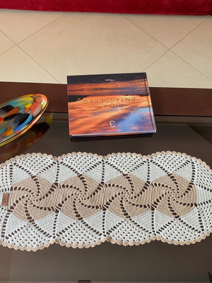 Trilho em crochê de mesa espiral bicolor