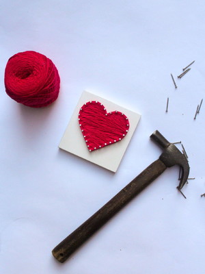 Coração vermelho quadro string art