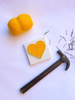 Coração amarelo quadro string art