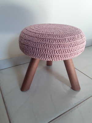 Mini puff com capa em croche