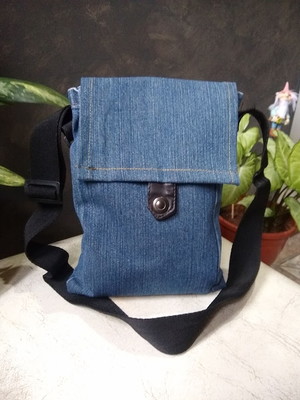 Bolsa tipo shoulder bag em jeans