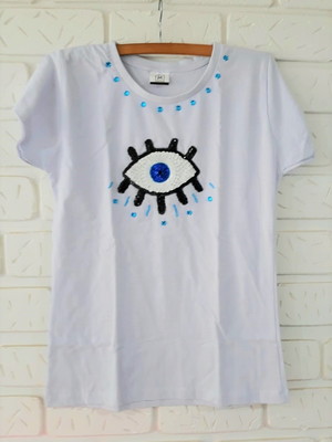 T-shirt olho grego bordada a mão