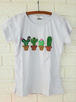 T-shirt cactos bordada a mão