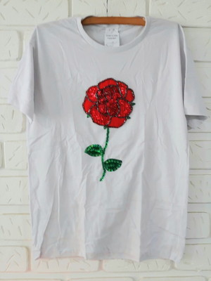 T-shirt rosa bordada a mão