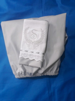 Lençol de elástico com fronha para mini berço desmontável.