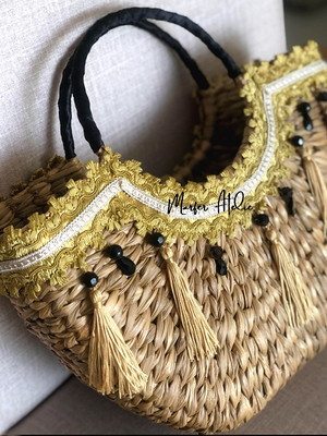 Bolsa de praia meia lua palha com renda dourada e pedraria