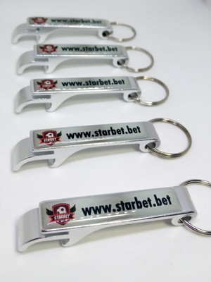 50 chaveiros em metal c adesivo resinado com a sua logo
