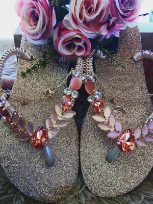 Havaianas com glitter e pedraria rosé