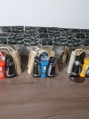 Kit binoculo + lanterna colorida + corda tema militar