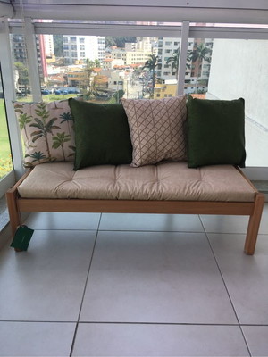 Assento futon com almofadas em tecido impermeável.