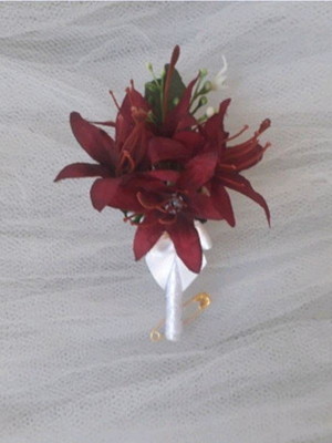 Flor de lapela de mini lírios