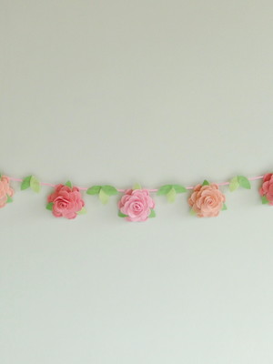 Varal cordão berço flor rosa, rosa antigo e pêssego feltro
