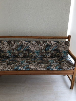 Assento futon com capas para almofadas.