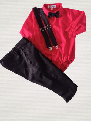 Conjunto com suspensório.