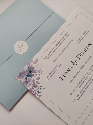 Convite casamento envolto azul serenity com iniciais