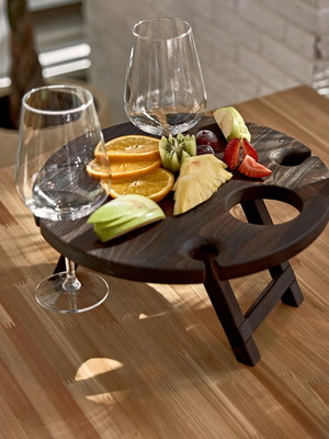 Mesa para vinho, taças e petiscos