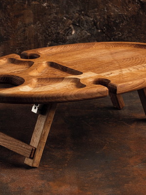 Mesa para vinho, taças e petiscos oval
