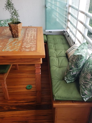 Assento futon em tecido impermeável.
