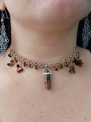 Chokers com ponta de cristais