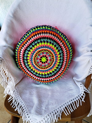 Capa de almofada mandala neon em crochê