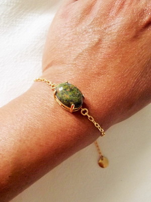 Pulseira unakita natura oval folheada a ouro 18k.