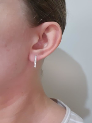 Par de brinco argola 1 fileira zirconia 1.8cm banhado prata