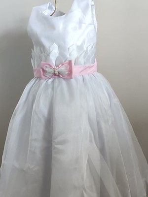 Vestido de daminha branco com laço rosa