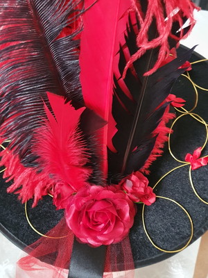 Chapéu de bruxa vermelho e ouro,flores,penas,cetim,tule
