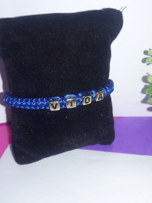 Pulseira macramê com letras vida