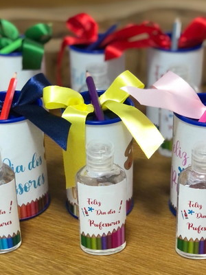 Tubo cofre com álcool em gel no tema dia dos professores