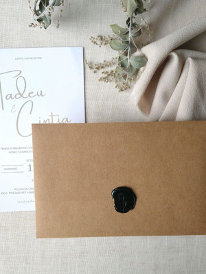 Convite de casamento minimalista com lacre de cera