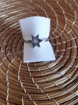 Anel estrela em prata 925 com pedra natural marcassita.