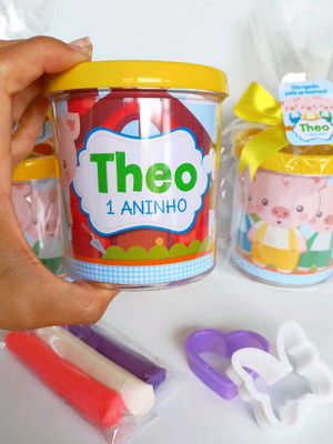 Caneca com kit massinha - 3 porquinhos