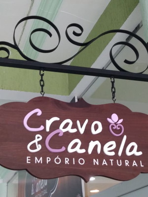 Placa ornamentada em ferro e madeira com letra caixa em pvc