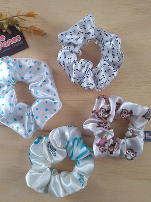 Scrunchie basico de cetim estampado