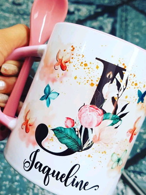 Caneca com colher floral personalizada com inicial + nome