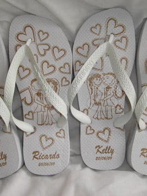 Havaianas top personalizada em dourado para casamento.