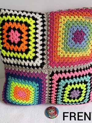 Capa de almofada dupla face multicolorida em crochê