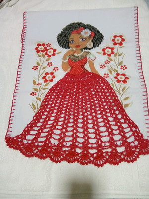 Pano de prato de boneca com saia de crochê com linha de seda